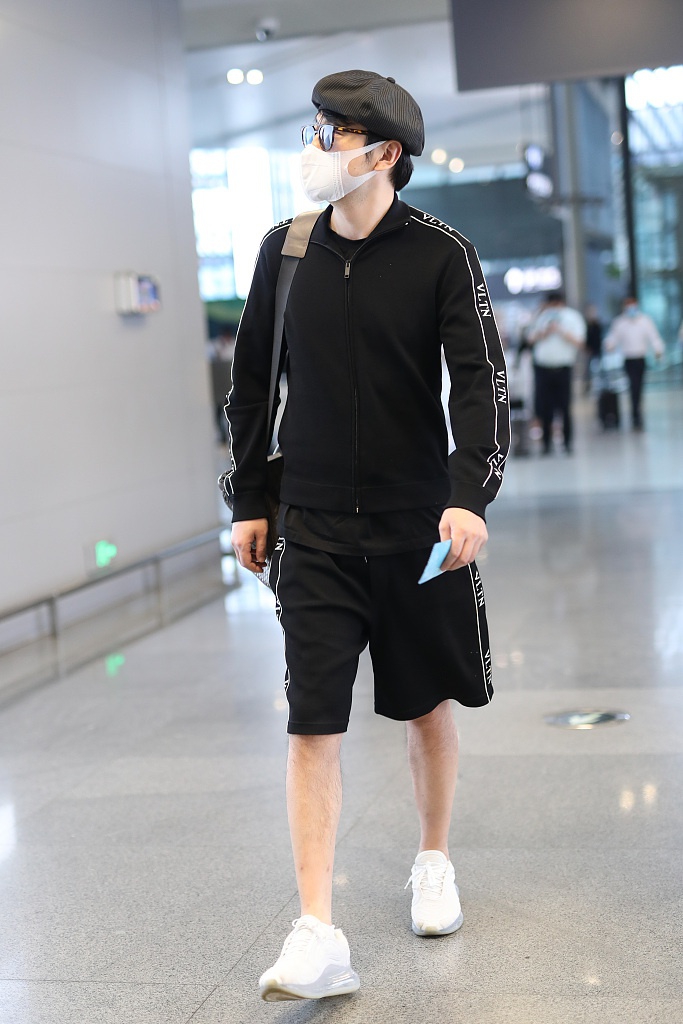 雷佳音戴画家帽架墨镜插兜赶路酷劲十足