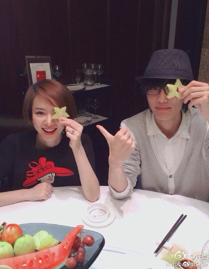 戚薇晒合照为许嵩庆生调皮透露红包只有个位数