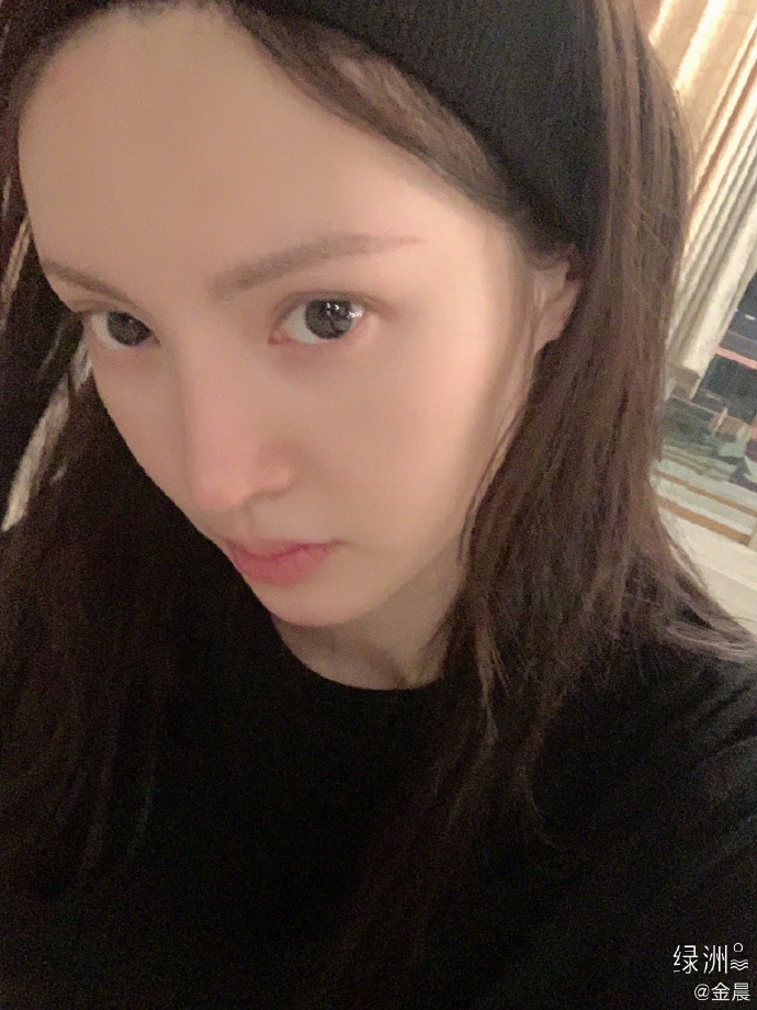 金晨努力练舞绿洲晒自拍自侃发际线后移