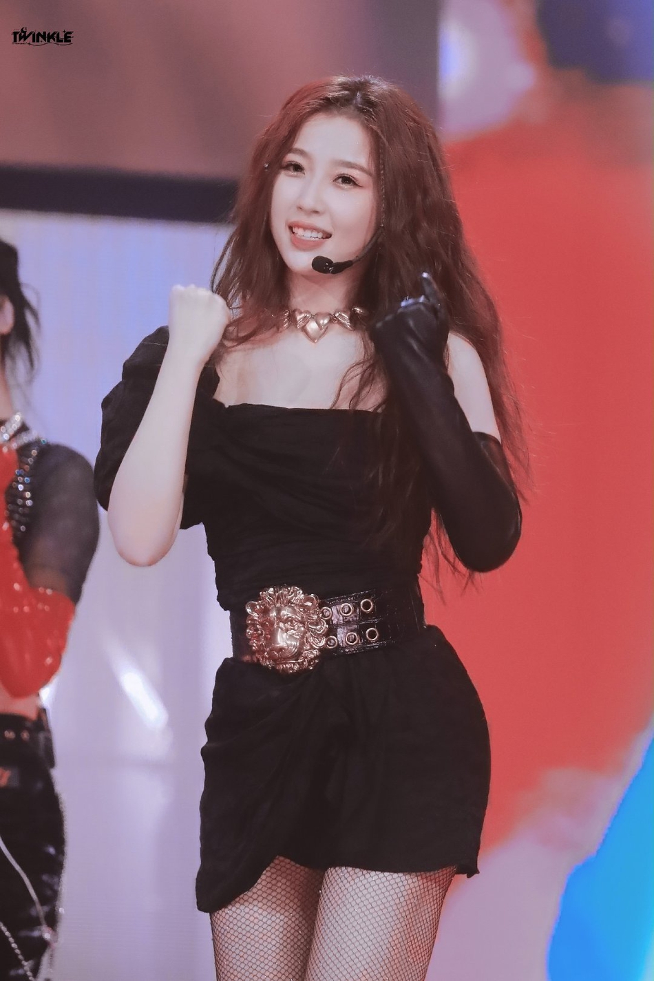 the9成团首秀再唱《青你2》主题曲燃炸全场_娱乐频道_中国青年网