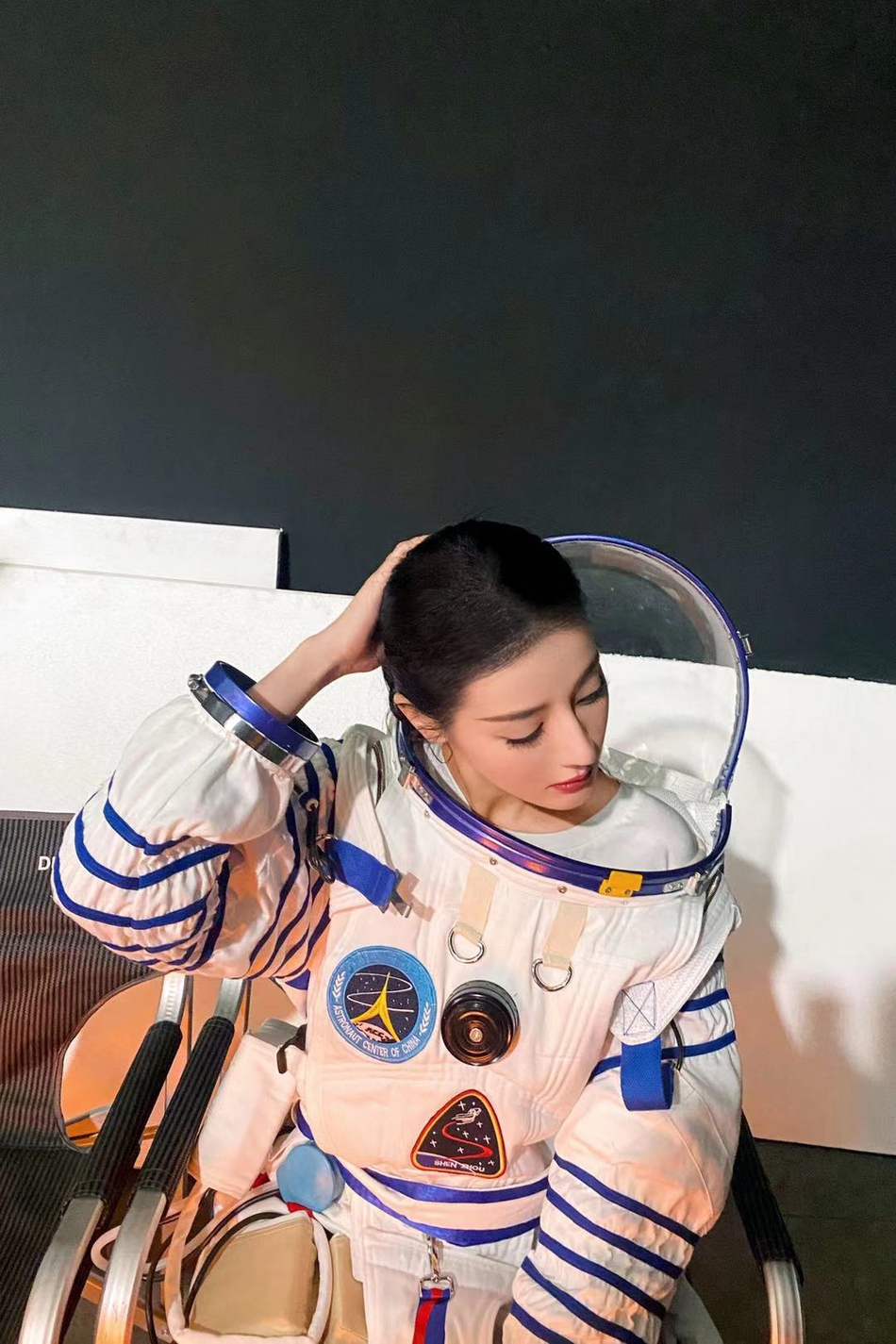 迪丽热巴穿宇航服亮相新片霸气可爱上演反差萌