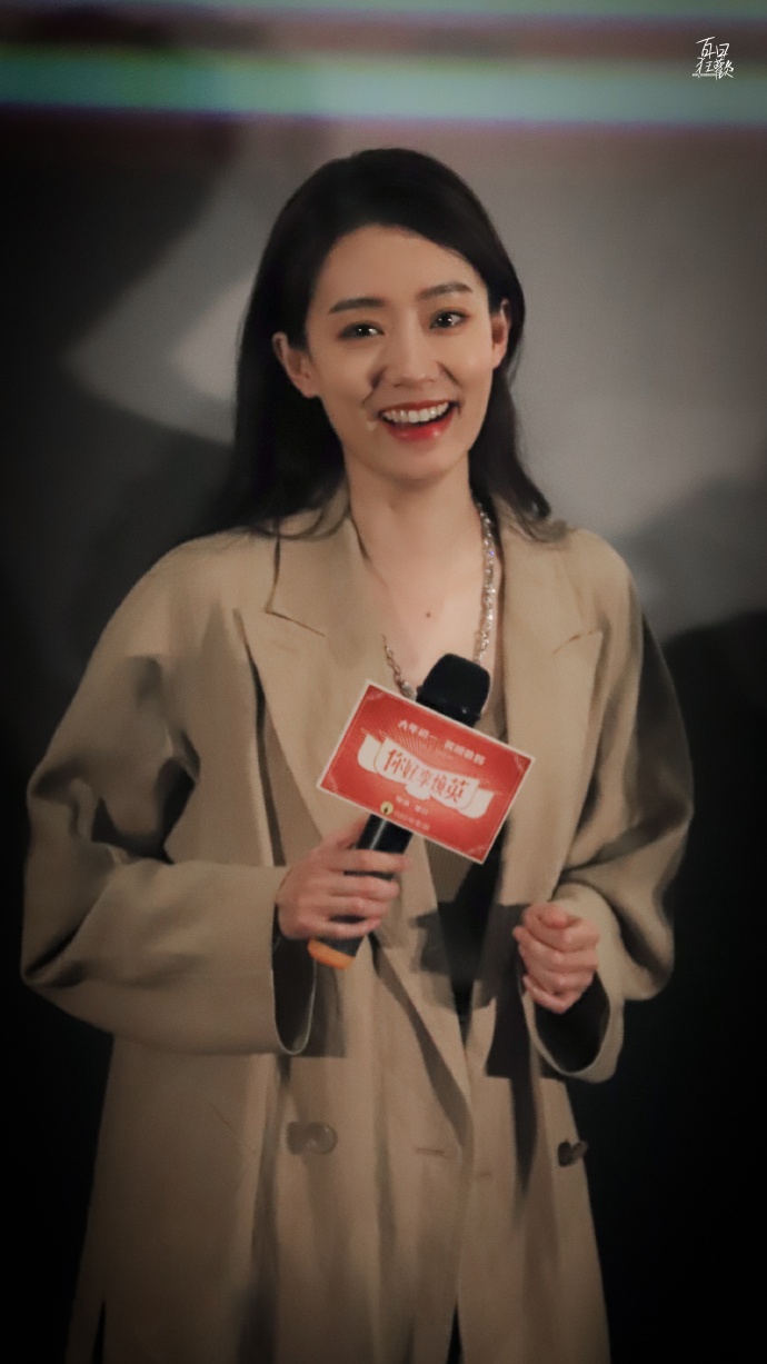 你好李焕英路演下班张小斐穿风衣长发披肩温柔甜美