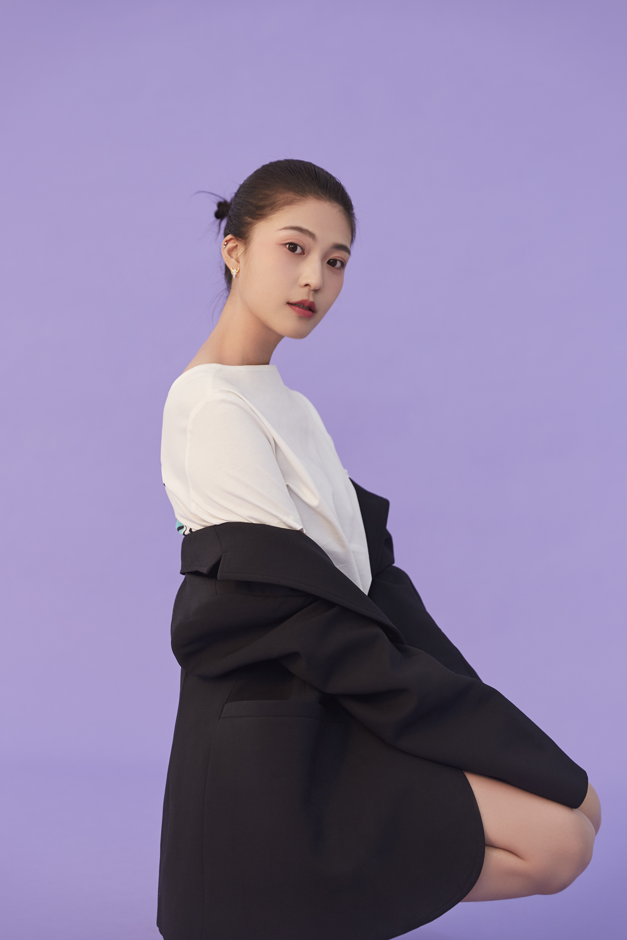 王妍之最新写真释出 简约利落演绎时尚清新风