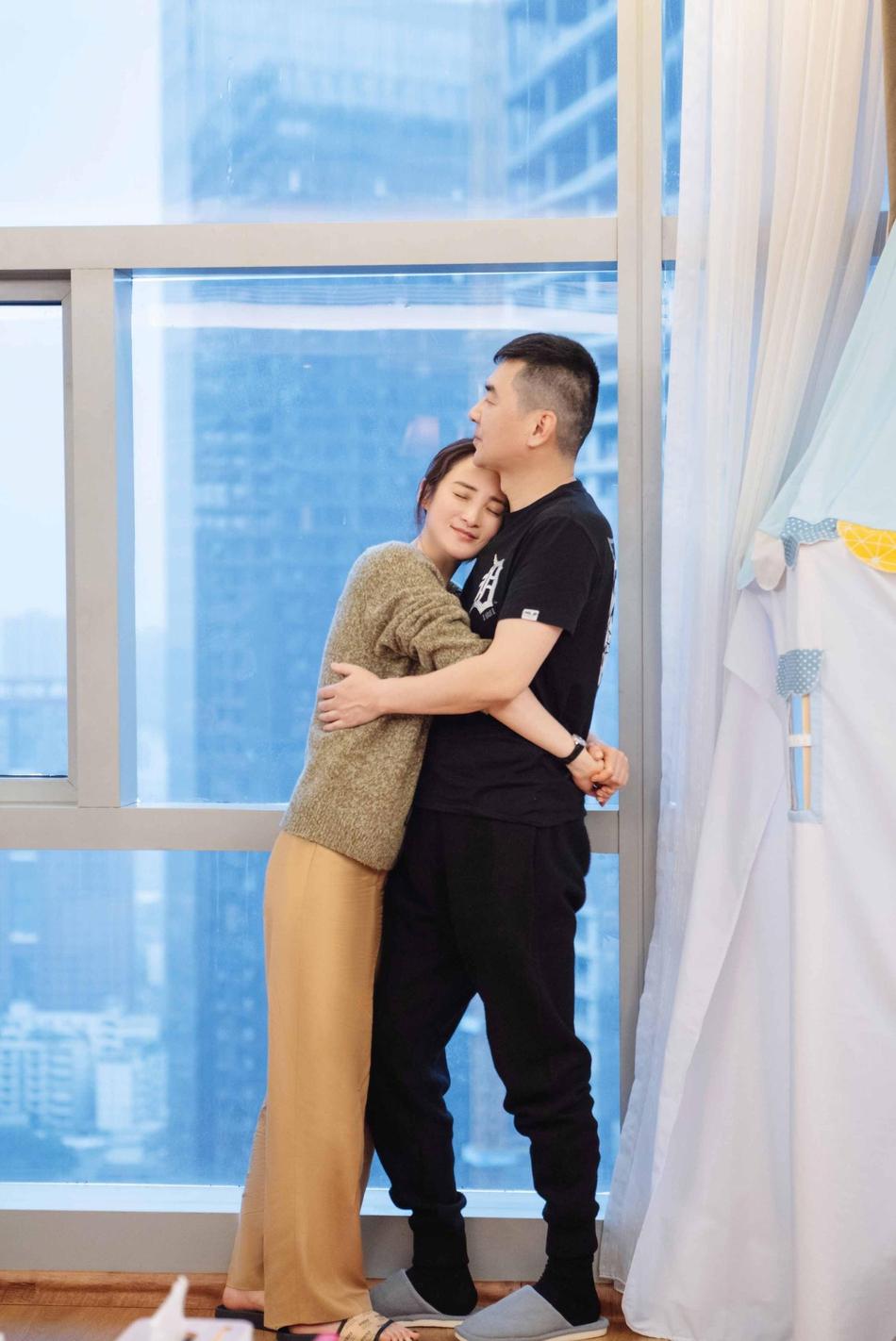 《妻子5》开播:张馨月林峯牵手滑冰 秦海璐亲密依偎王新军_娱乐频道