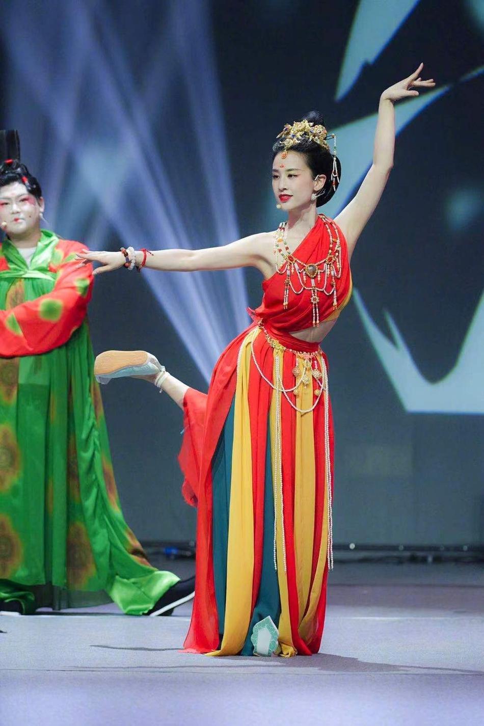黄圣依还原敦煌天女造型 轻歌曼舞尽展古典风韵