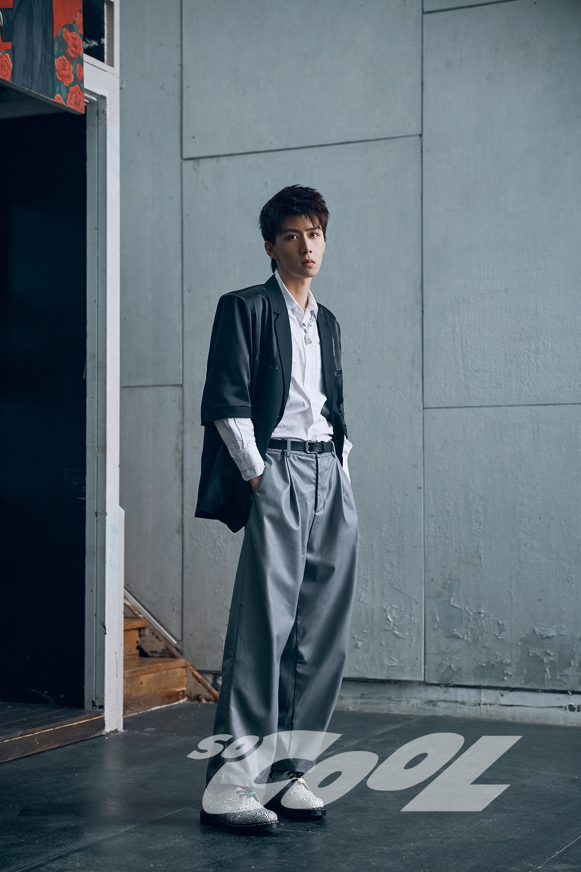 任宥纶最新杂志大片 明暗光影间对话真实自我