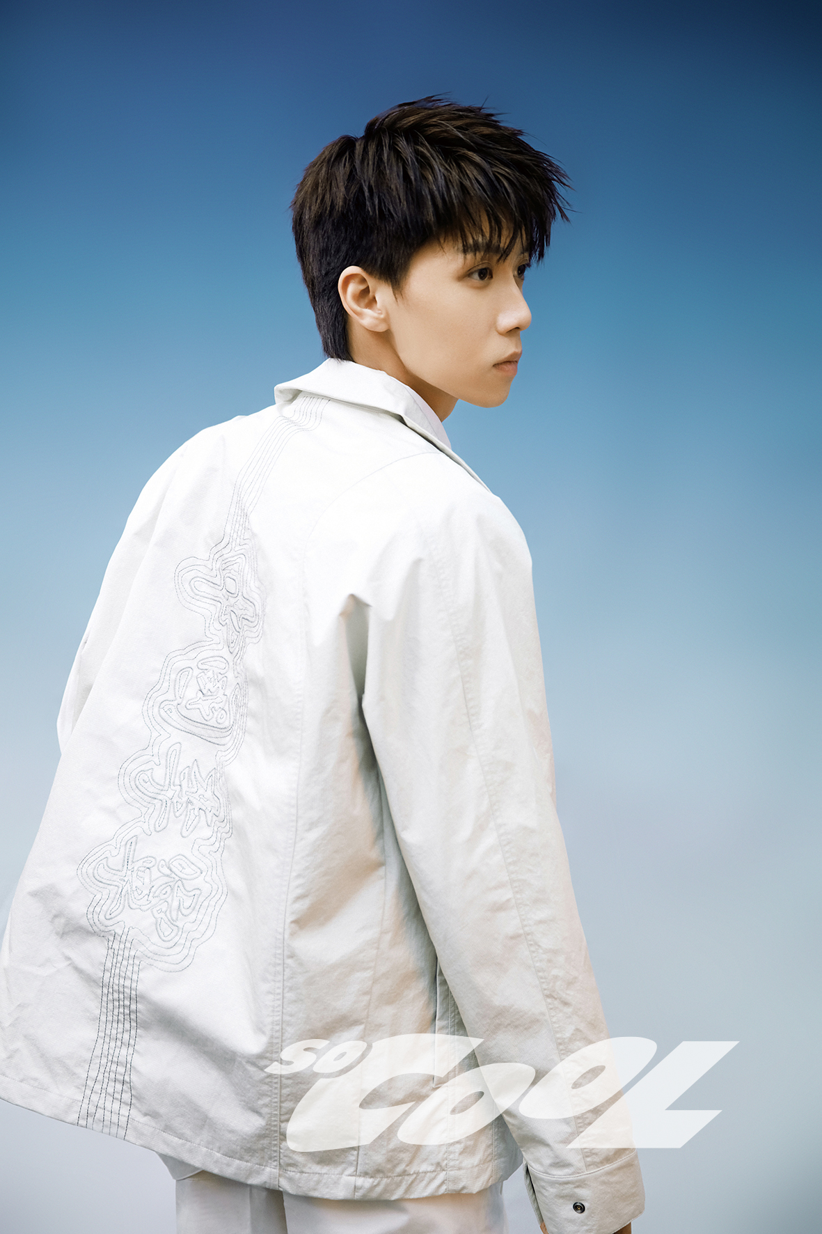 任宥纶最新杂志大片 明暗光影间对话真实自我