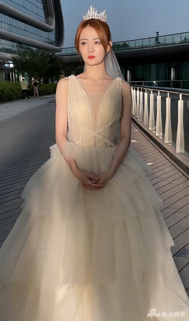 徐璐上海街头拍戏穿婚纱 见镜头可爱比剪刀手_娱乐频道_中国青年网