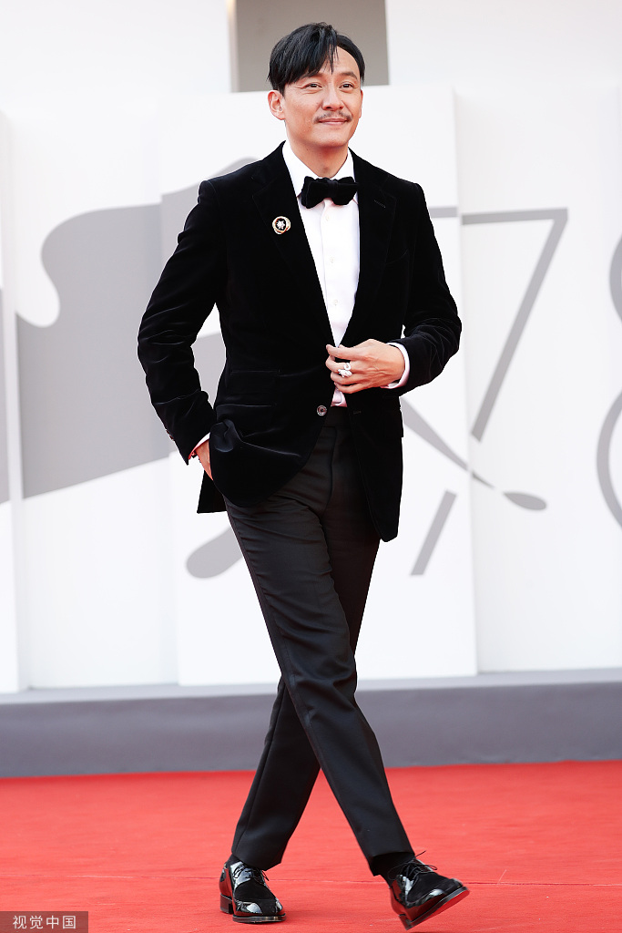 张震亮相威尼斯电影节红毯 西装革履儒雅帅气