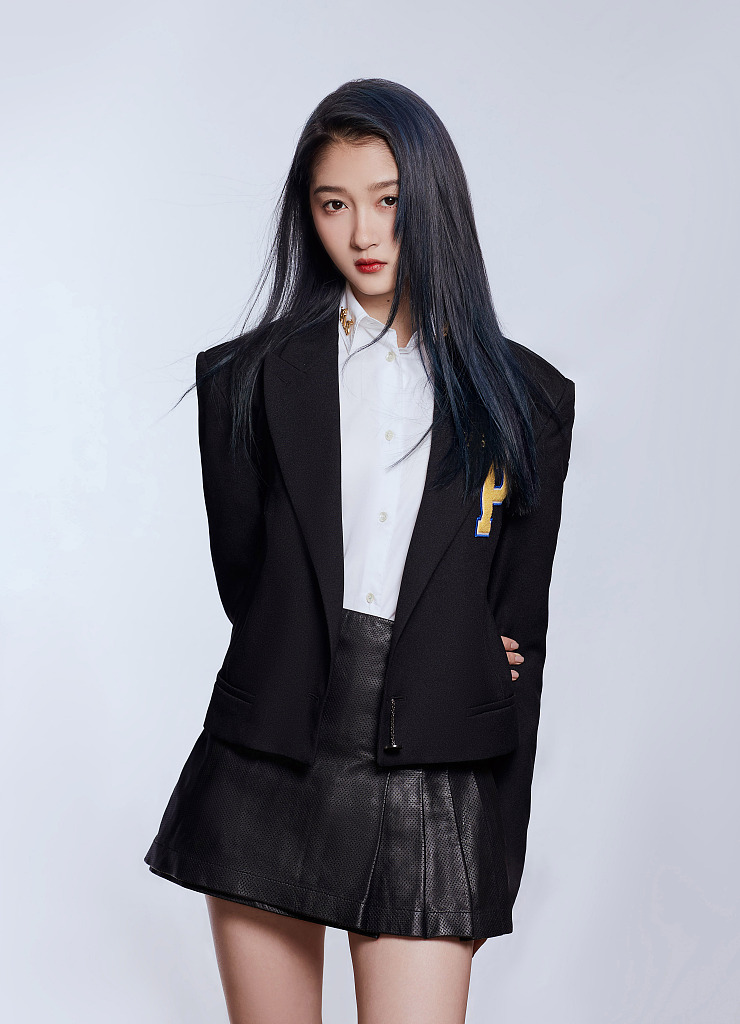 关晓彤新写真曝光 黑色西装搭皮裙气质酷飒