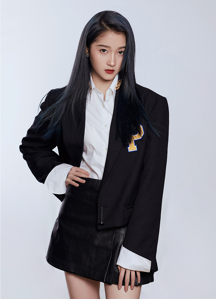 关晓彤新写真曝光 黑色西装搭皮裙气质酷飒