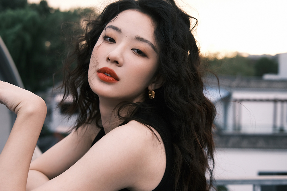 孙佳雨天台夕阳大片曝光 演绎高级复古感_娱乐频道_中国青年网