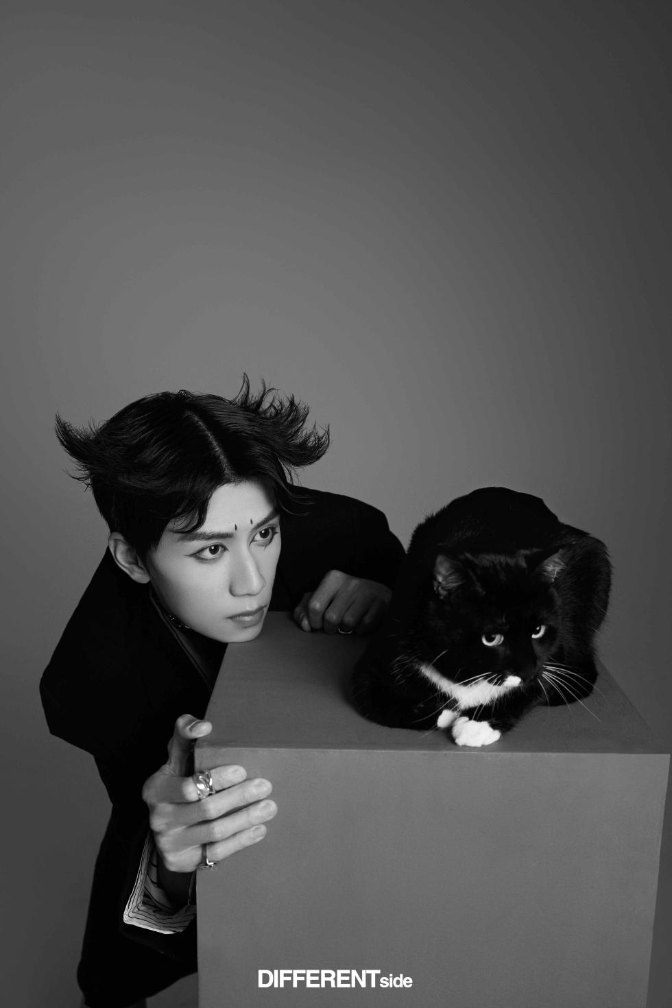 任宥纶全新杂志大片曝光变身猫系男友表现力十足