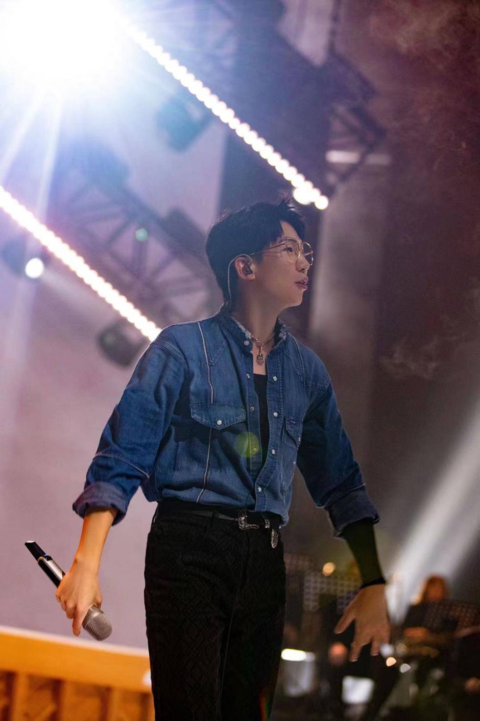 哥哥版《see you again》舞台爆燃 白举纲钢琴弹唱惊艳开场