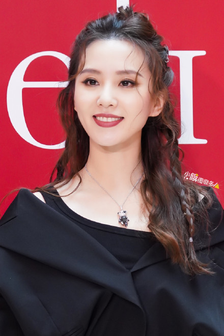刘诗诗扎丸子头秀优越天鹅颈 黑色连体裤酷飒摩登_娱乐频道__中国青年