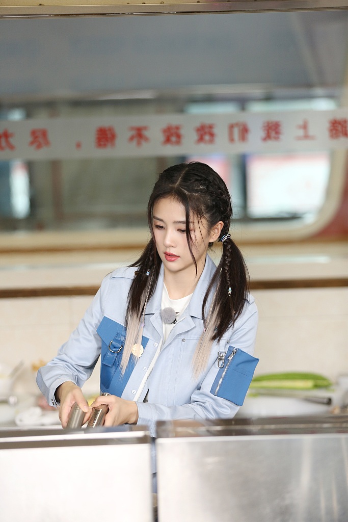 白鹿《奔跑吧》黄河篇初亮相 少女感十足_娱乐频道__中国青年网