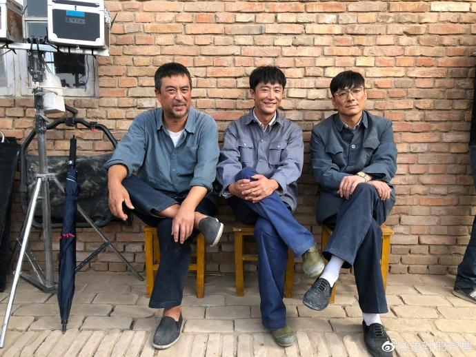 《山海情》开播一周年 黄轩晒涌泉村"先进小分队"合影