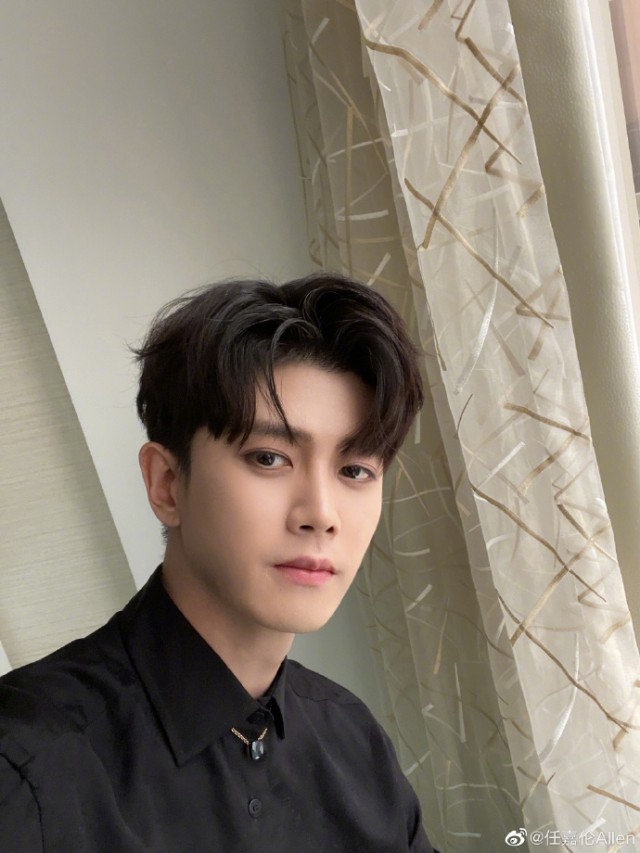 任嘉伦晒九宫格自拍庆生称希望大家都健康平安