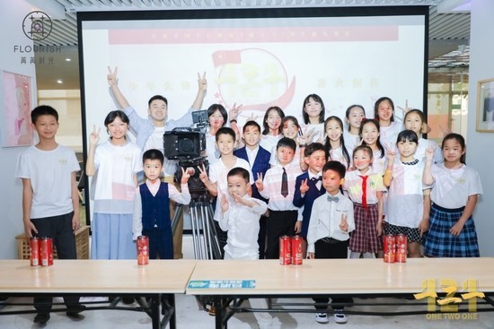 （剧组主创合影）