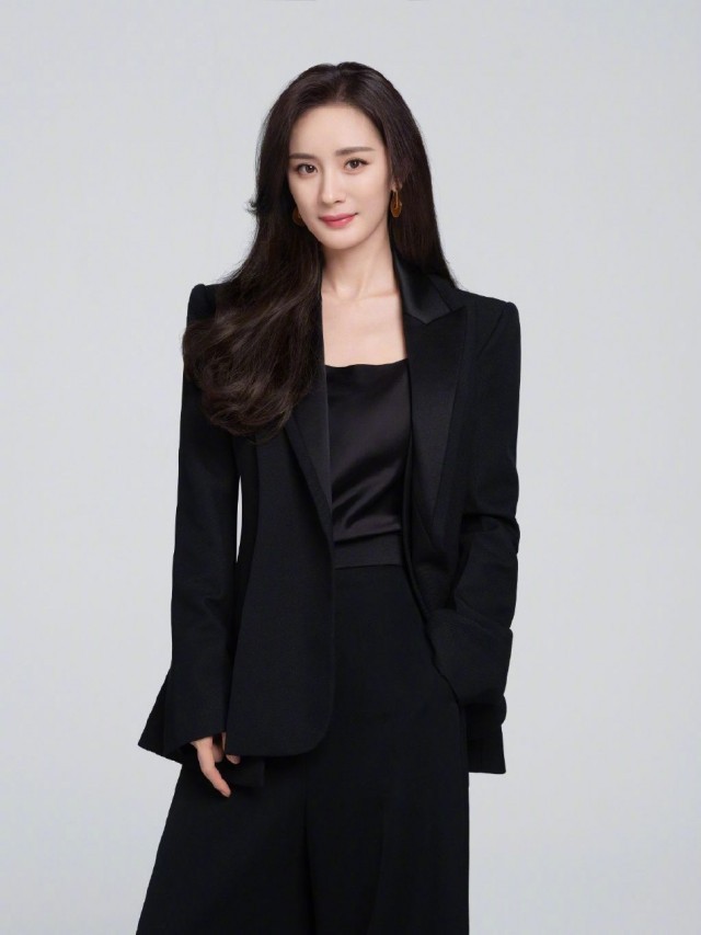 杨幂一袭黑色西装套装简约优雅温柔知性_娱乐频道__中国青年网