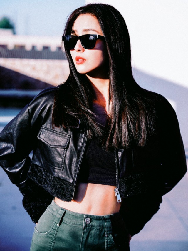 佟丽娅穿皮衣戴墨镜 长发飞扬又美又飒_娱乐频道__中国青年网
