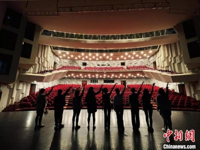 学员们在中国国家话剧院剧场观摩教学 中国文化管理协会供图