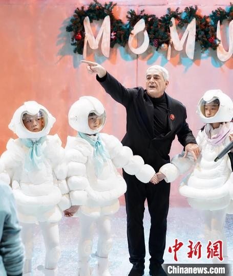 意大利歌剧导演马可·卡尼蒂在排练现场。　曹家苗 摄
