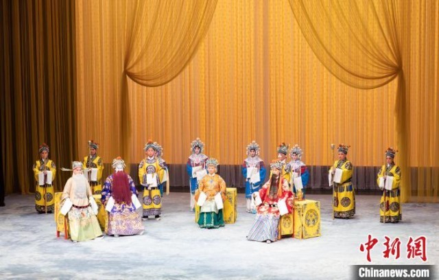 17日，首届中华戏曲精品邀请展启幕，京剧《龙凤呈祥》率先亮相。　王在御 摄