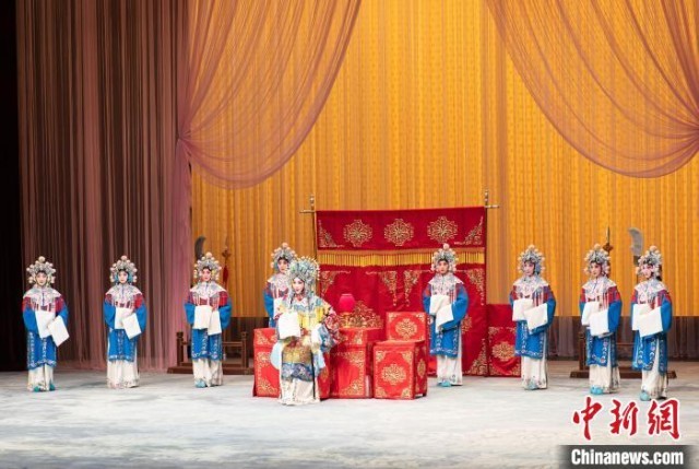 17日，首届中华戏曲精品邀请展启幕，京剧《龙凤呈祥》率先亮相。　王在御 摄