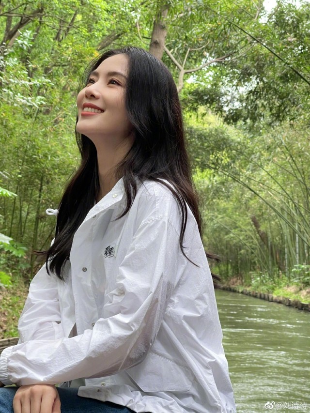 刘诗诗晒春游随拍感受自然 穿白衬衫气质干净纯真_娱乐频道__中国青年