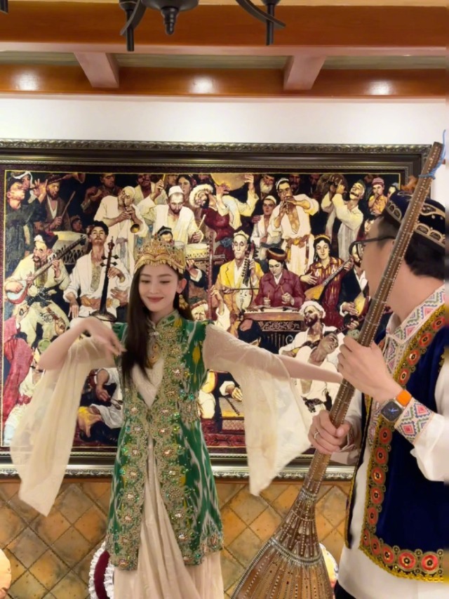 娜扎回新疆母校录制节目 穿民族服饰美艳动人