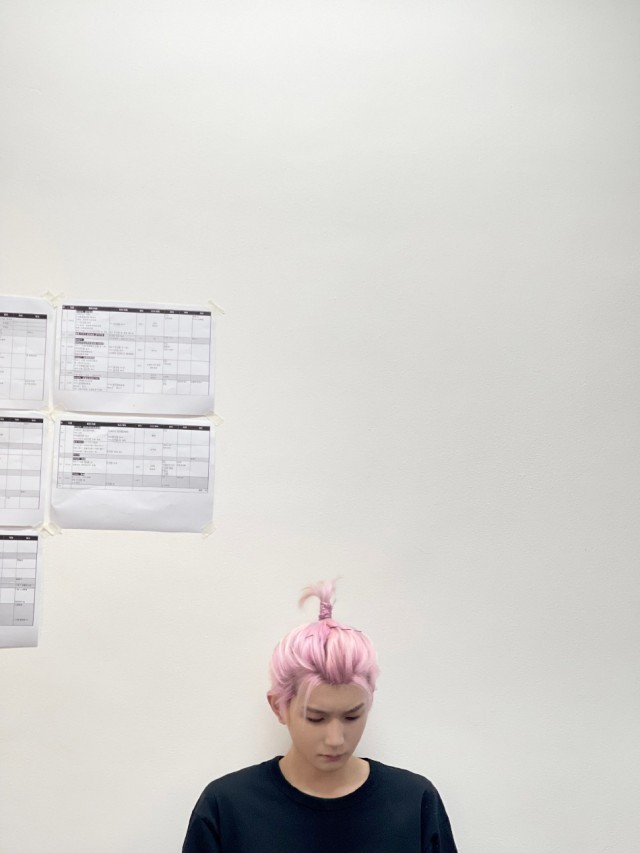 王源晒游戏时间随拍 头顶扎粉色小揪揪又帅又可爱_娱乐频道__中国青年