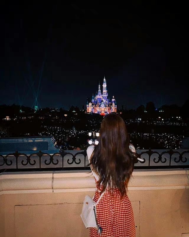 赵露思晒迪士尼游玩照俏皮可爱 回眸一笑很吸睛_娱乐频道__中国青年网