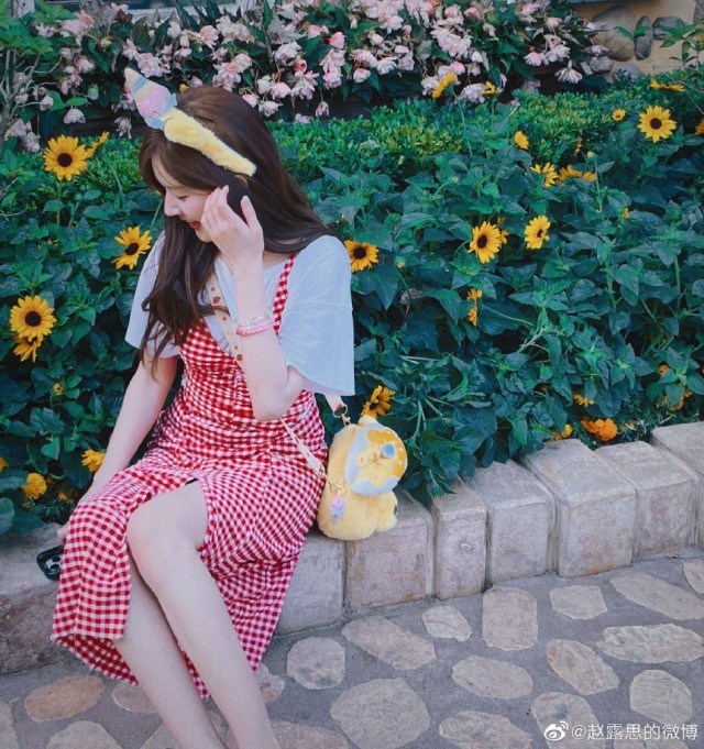 赵露思晒迪士尼游玩照俏皮可爱 回眸一笑很吸睛_娱乐频道__中国青年网