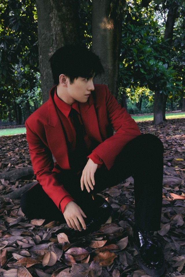 杨洋红穿西装亮丽夺目展现摩登型男魅力_娱乐频道__中国青年网