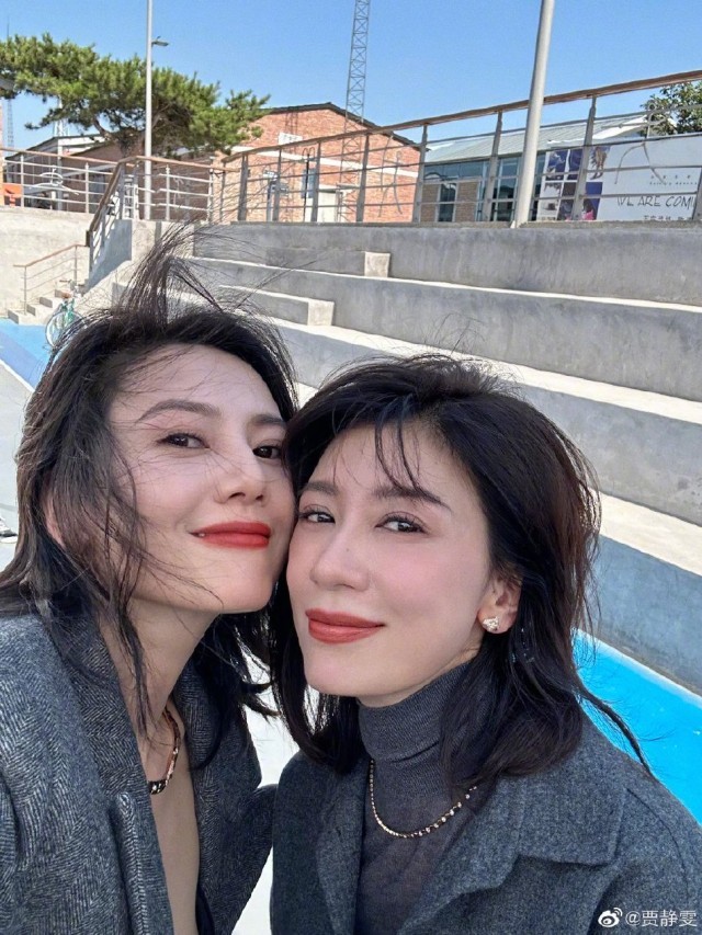 贾静雯高圆圆巴黎合影颜值高 梦回《倚天屠龙记》_娱乐频道__中国青年