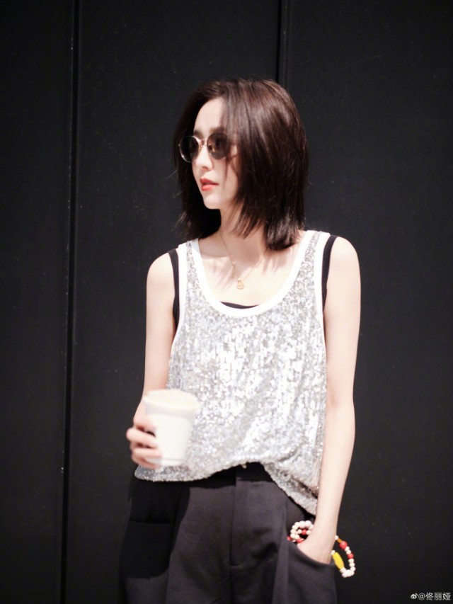 佟丽娅晒夏日都市风随拍 墨镜短发飒爽精致_娱乐频道_中国青年网