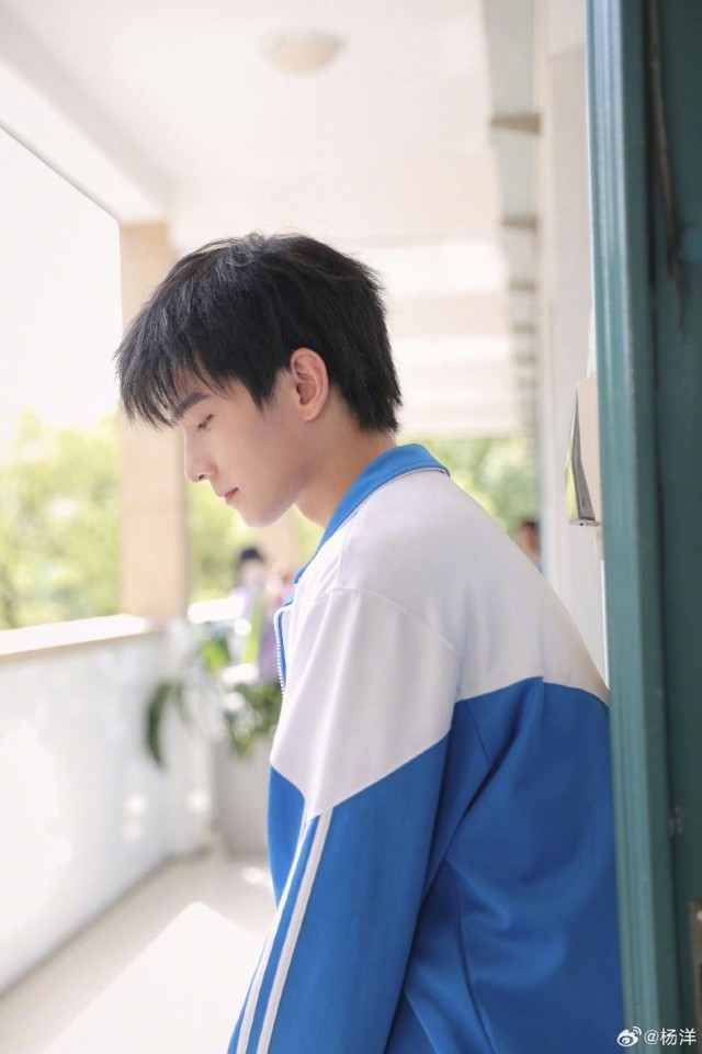 杨洋分享《我的人间烟火》片场照 校服战损妆少年破碎感_娱乐频道