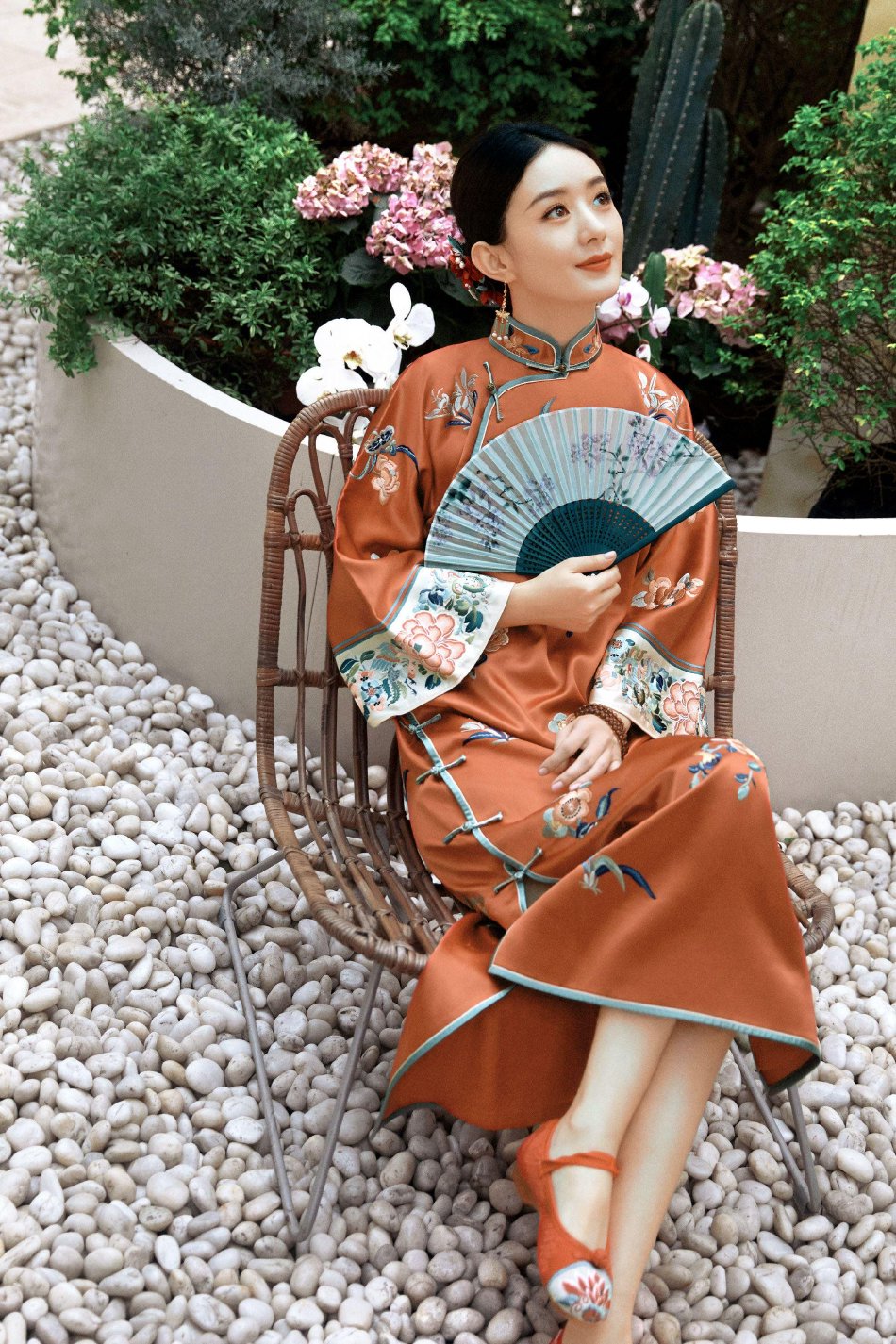 赵丽颖穿橘色旗袍明艳又温柔_娱乐频道_中国青年网