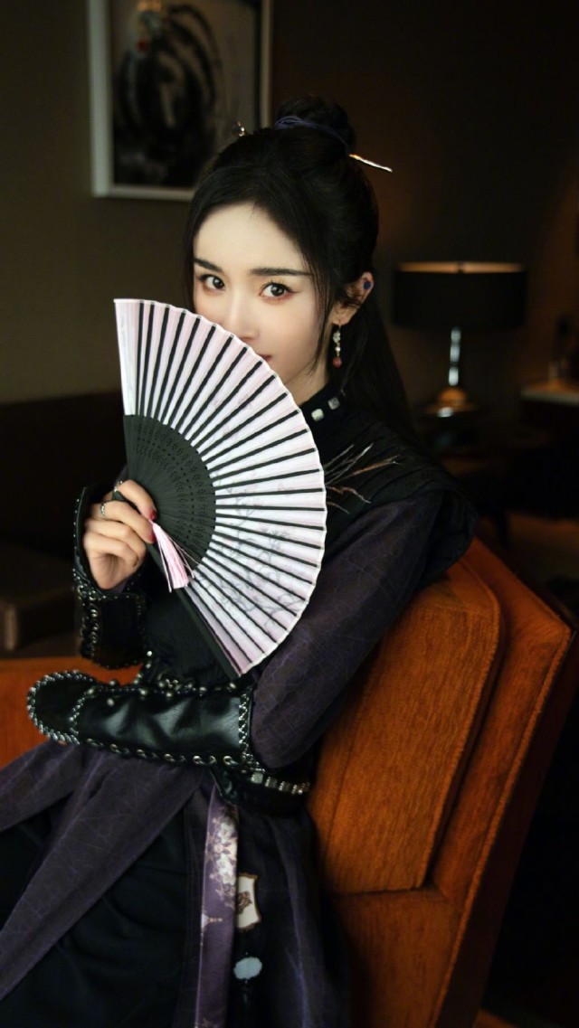 杨幂中国风侠客造型释出 黑发英气眉眼间尽显韶华_娱乐频道__中国青年