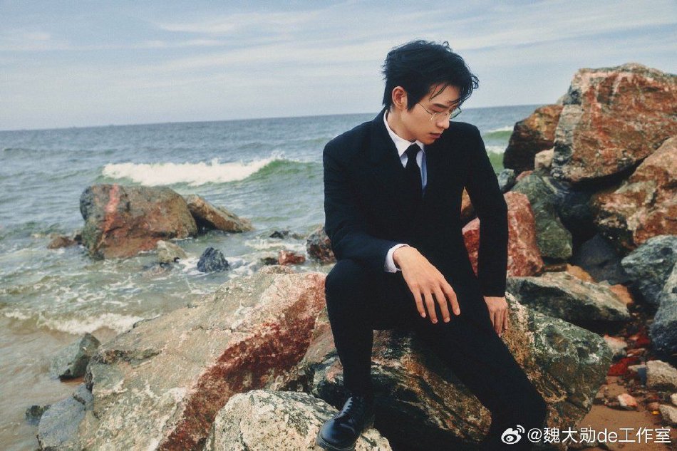 魏大勋海边摆拍眼眸深情秒回孟宴臣_娱乐频道__中国青年网