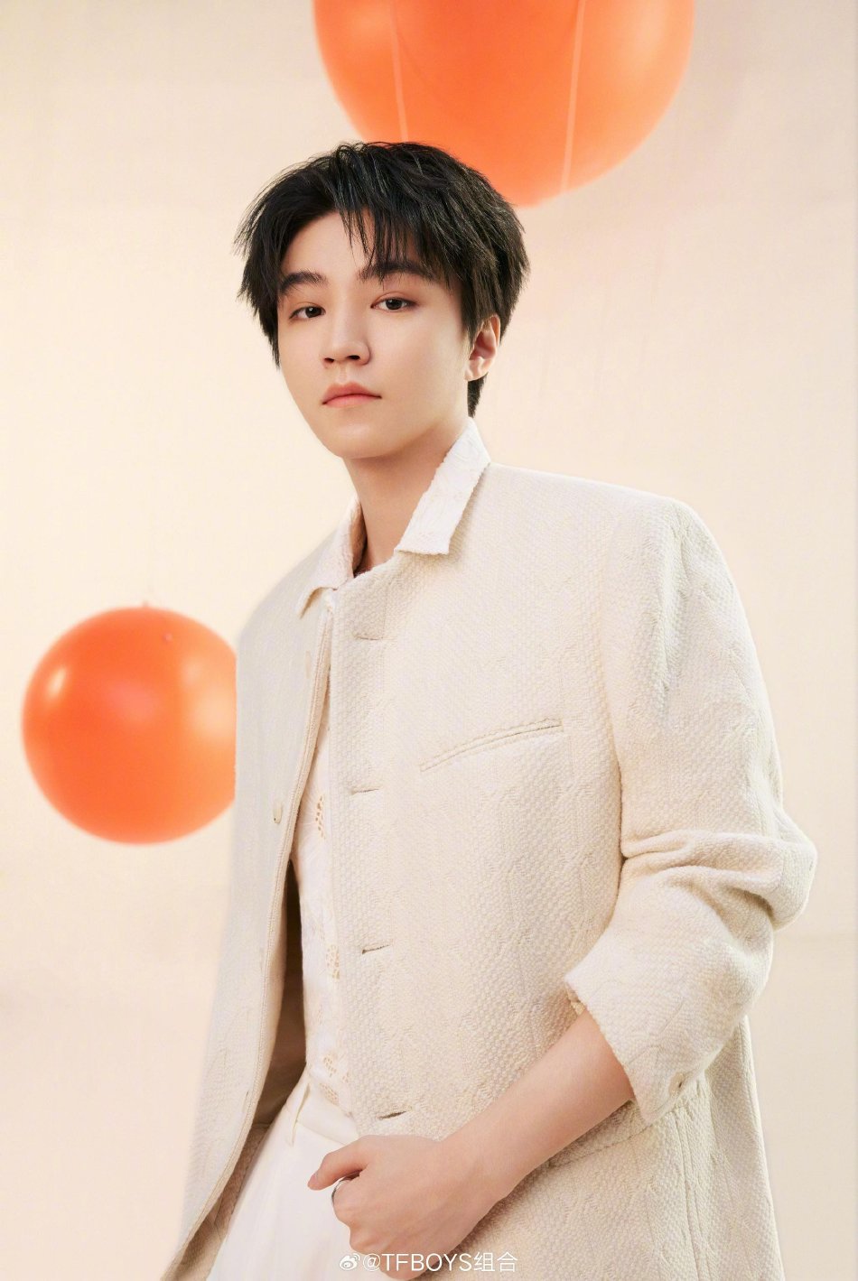 tfboys十周年演唱会倒计时 官博发布三人橙色系写真大片_娱乐频道