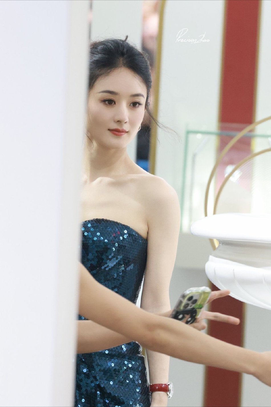 赵丽颖一袭蓝色星钻人鱼裙知性优雅_娱乐频道_中国青年网