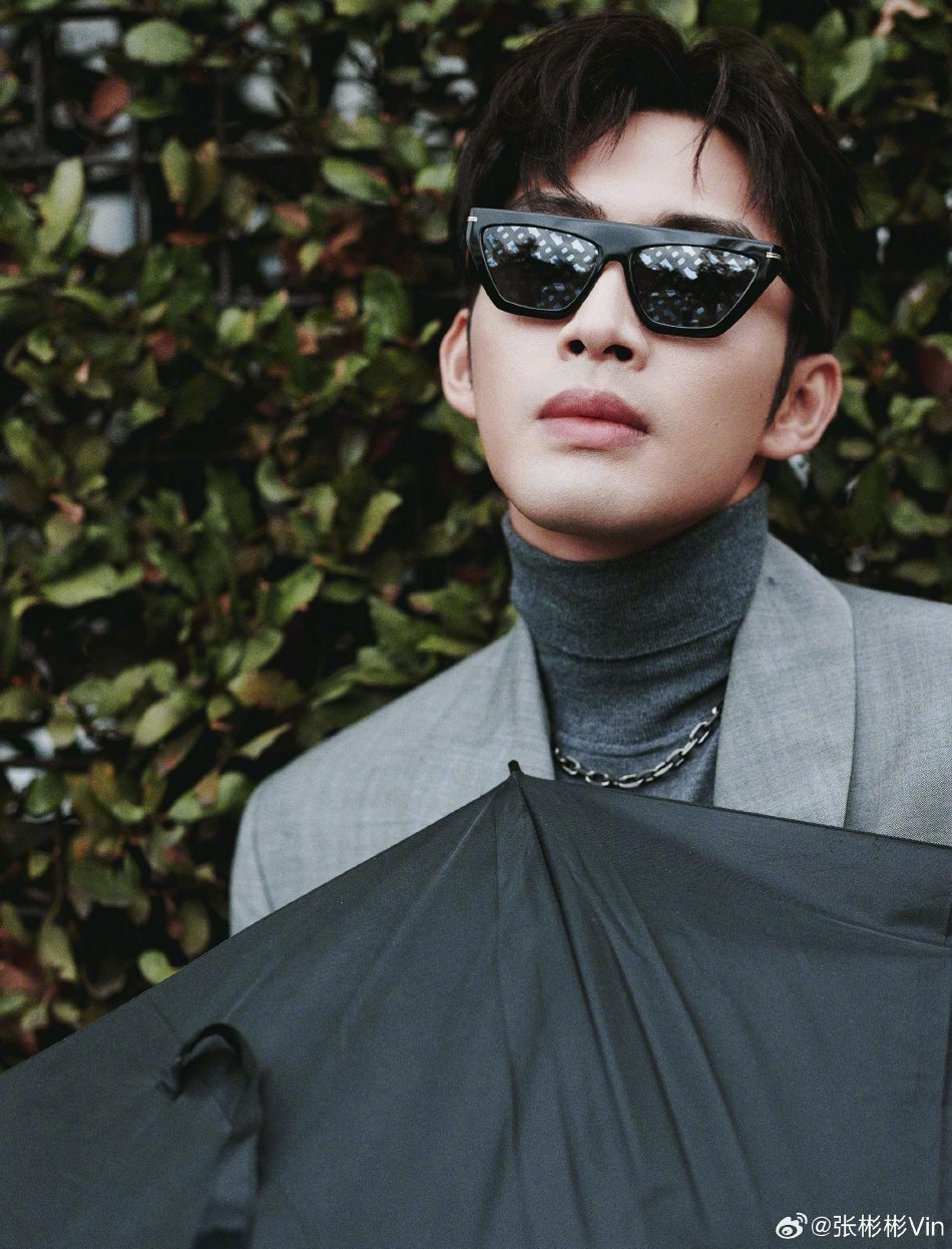 张彬彬秋雨写真 穿西装长风衣绅士有型_娱乐频道_中国青年网