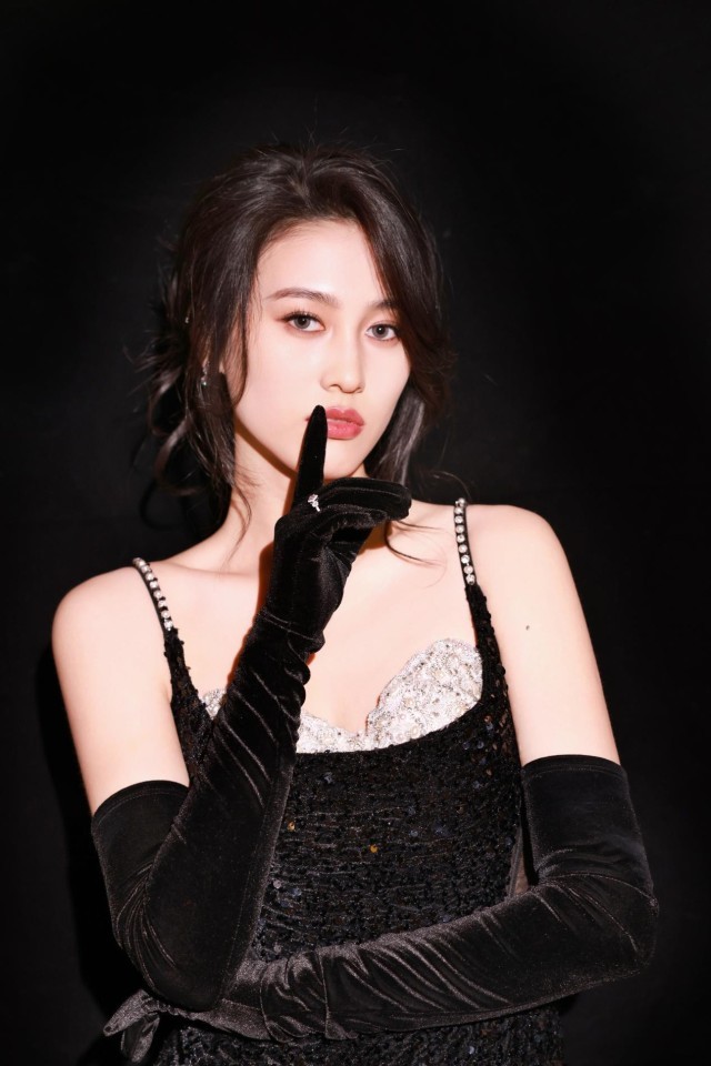 张梦茹黑色星光长裙走红毯 随《夜城赋》剧组亮相_娱乐频道_中国青年