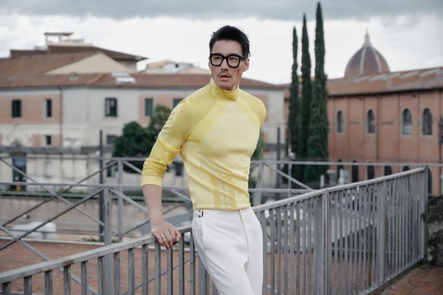 胡兵佛罗伦萨街拍尝试全新风格展现年轻态度_娱乐频道_中国青年网