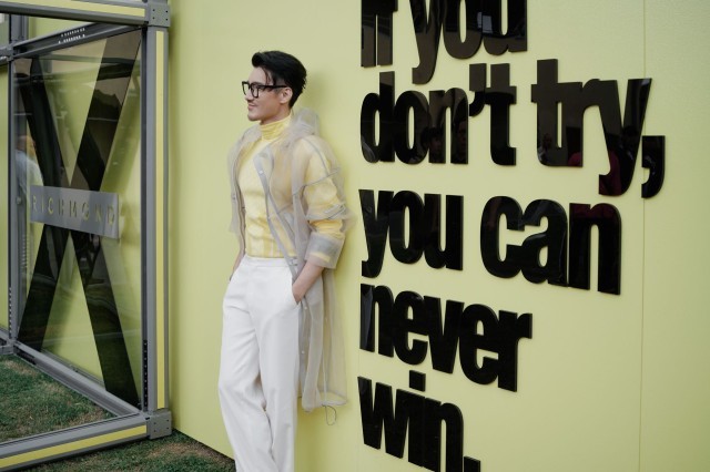 胡兵佛罗伦萨街拍尝试全新风格展现年轻态度_娱乐频道_中国青年网