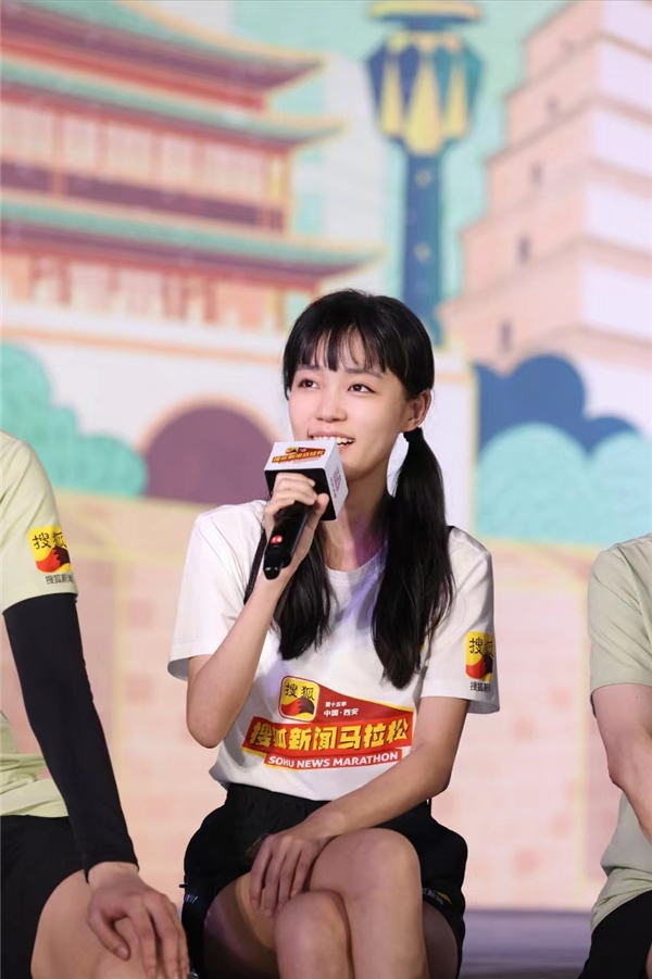 刘帅参加西安明星马拉松 靓丽开跑尽显运动风尚