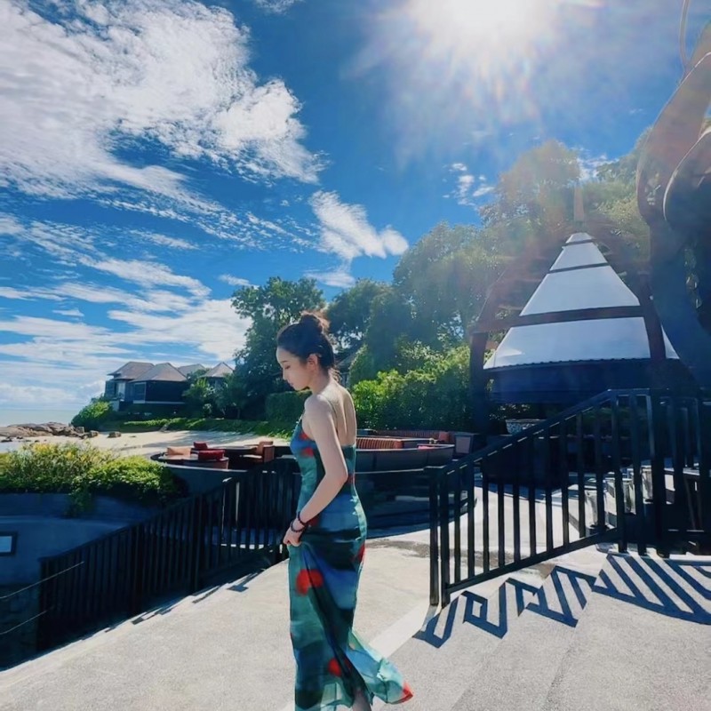 薛卉葳晒海边度假穿搭尽显慵懒风情