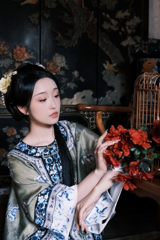 演员薛卉葳发古装写真桃腮青黛古典气质拉满